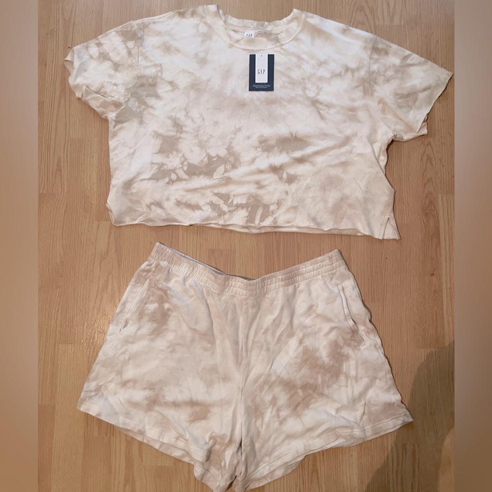 GAP size XL shorts and shirt set.